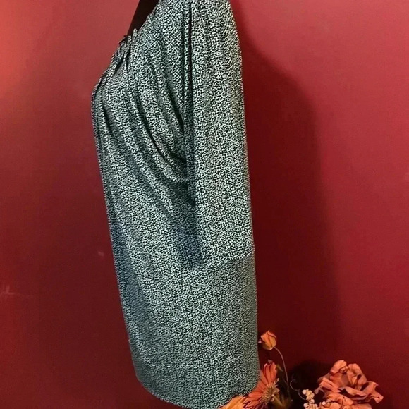 Beautiful New York & Company Women’s Medium Stretch Blouse - Picture 4 of 9